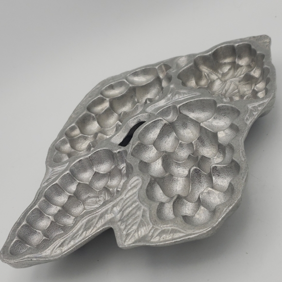 Wilton Grape Mold Jello Cake Tin Muffin Pan Ice - Picture 4 of 4